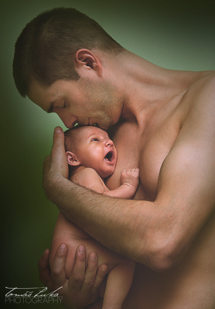 Hrdý táta - newborn fotografie