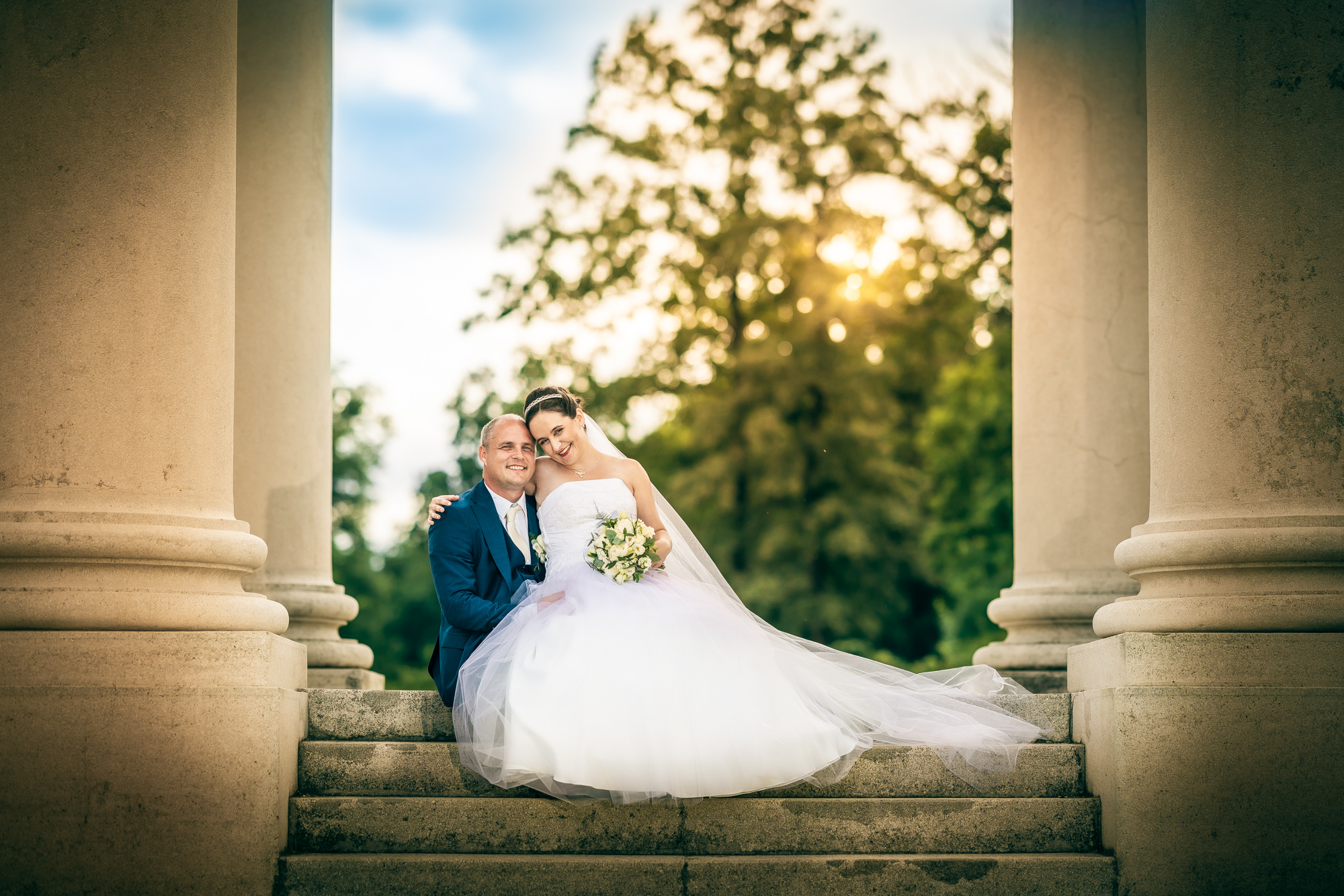 Romantická svatba na jižní Moravě – novomanželé na zámeckých schodech při západu slunce